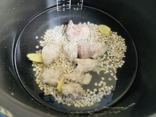 9、冬瓜薏米排骨汤,根据个人喜好加入清水，盖上盖子开启煲汤功能键约30分钟