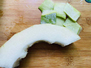 10、冬瓜薏米排骨汤,煲汤时间来处理冬瓜，冬瓜清洗干净去皮