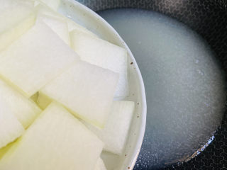 14、冬瓜薏米排骨汤,倒入冬瓜