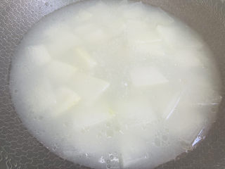 15、冬瓜薏米排骨汤,大火烧开焖煮至熟