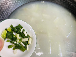 20、冬瓜薏米排骨汤,入葱花