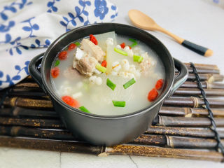 21、冬瓜薏米排骨汤,盛入汤碗中撒上枸杞