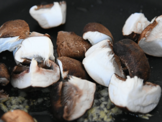 3、生菜就要这样做，美味下饭又不失营养,炒出香气后倒入香菇，炒匀