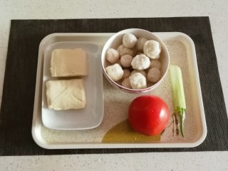 1、鱼丸豆腐汤,食材准备好。