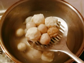 2、鱼丸豆腐汤,鱼丸放入开水中汆烫捞出。