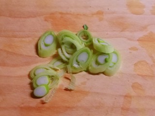 3、鱼丸豆腐汤,葱切片