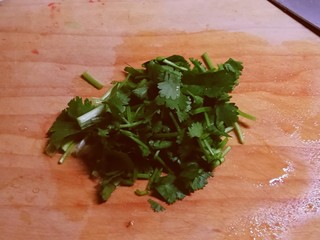 4、鱼丸豆腐汤,香菜切小段。