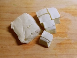 5、鱼丸豆腐汤,豆腐切块。