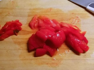6、鱼丸豆腐汤,番茄去皮切块。
