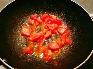7、鱼丸豆腐汤,起油锅放入食用油加热，放入番茄块。