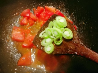 8、鱼丸豆腐汤,放入葱片。