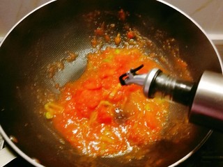 9、鱼丸豆腐汤,放入生抽和清水烧开。