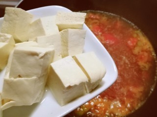 10、鱼丸豆腐汤,汤水烧开后放入豆腐。