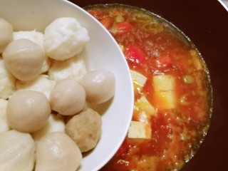 11、鱼丸豆腐汤,放入鱼丸。