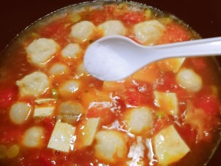 12、鱼丸豆腐汤,放入盐调味。