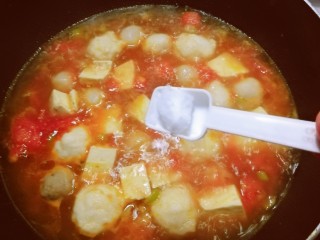 13、鱼丸豆腐汤,放入白糖。