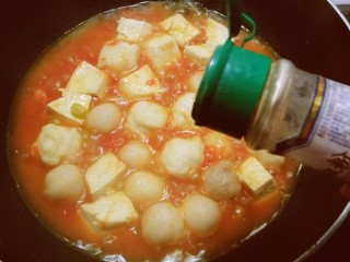 14、鱼丸豆腐汤,放入胡椒粉。