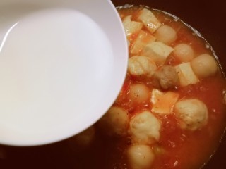 15、鱼丸豆腐汤,倒入水淀粉勾芡增稠。