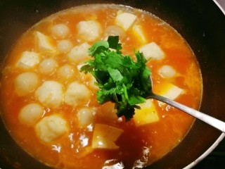 16、鱼丸豆腐汤,汤汁变浓稠明亮，放入香菜关火出锅。
