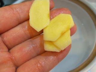 4、芙蓉鲜蔬汤,去皮姜片四片。