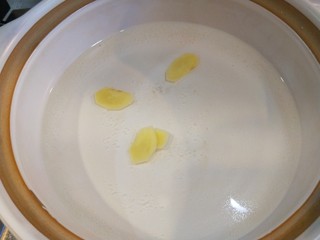 5、芙蓉鲜蔬汤,打开火烧开水。