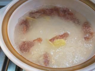 8、芙蓉鲜蔬汤,我又加入几片午餐肉火腿肠,水开两分钟打入鸡蛋。