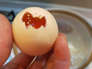 9、芙蓉鲜蔬汤,鸡蛋打开一个小口。