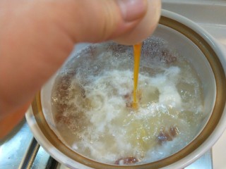 10、芙蓉鲜蔬汤,直接甩入锅中。