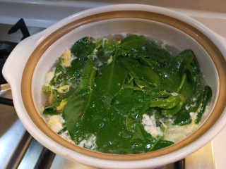 13、芙蓉鲜蔬汤,用勺子压一下。