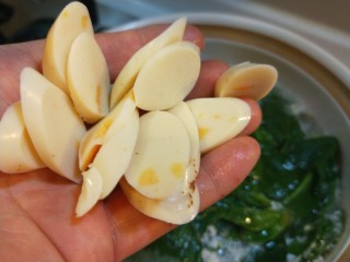 14、芙蓉鲜蔬汤,放入玉米鸡蛋火腿肠。