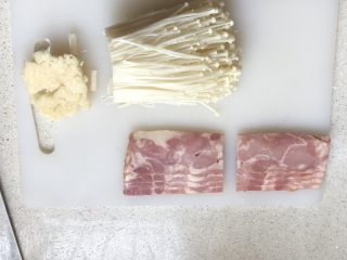2、金针菇培根卷,金针菇洗净，沥干水份，切去老根，培根一分二