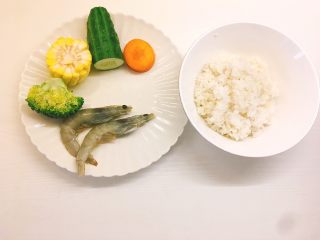 1、凤尾虾饭团,准备好所有食材