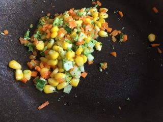 9、凤尾虾饭团,将玉米粒、胡萝卜、黄瓜、西兰花炒熟