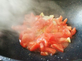 8、#猪年#番茄浓汤炸肉,锅里油烧热放葱姜炒香后，加番茄炒