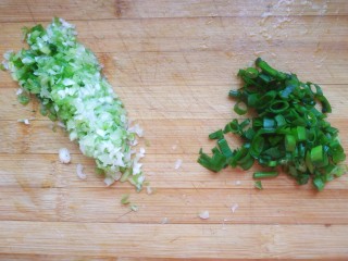 2、冬瓜肉丸汤,一部分葱切碎，一部分切圈儿