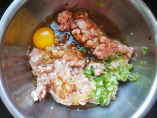 10、冬瓜肉丸汤,最后这一步非常重要。一定要加入一些清水，这样搅拌出来的肉馅做成的丸子会特别鲜嫩不硬