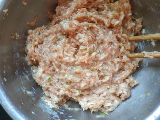 11、冬瓜肉丸汤,朝着一个方向画圈搅拌，使肉馅上劲儿。越来越黏糊，成为一个整体。如果搅拌不到位，做出的丸子不光滑也容易散，口感也不好