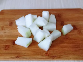 4、海带冬瓜汤,洗干净，再切小块。