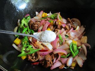 12、洋葱爆腰花,加入一勺盐，直到腰花和洋葱被汤汁包裹，完全入味就可以出锅了