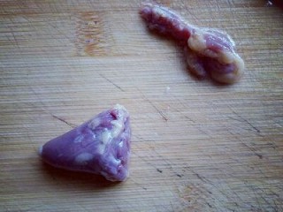 1、#咸味#“以形补形”孜然炒鸡心,鸡心:首先把鸡心头切掉。