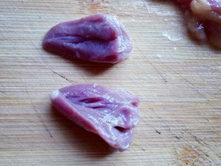 2、#咸味#“以形补形”孜然炒鸡心,再将鸡心一切二，依次做完。