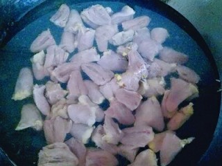 3、#咸味#“以形补形”孜然炒鸡心,之后将鸡心焯水，水烧开后加入一切二的鸡心，大火约2分钟，捞出用冷水冲洗干净。