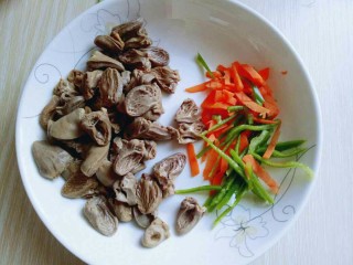 4、#咸味#“以形补形”孜然炒鸡心,准备工作完成，胡萝卜去皮洗干净切丝，青椒洗干净切丝。蒜去皮切碎。