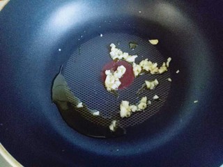 5、#咸味#“以形补形”孜然炒鸡心,锅中加入食用油，放入蒜炒香。