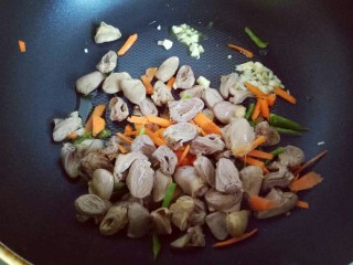 6、#咸味#“以形补形”孜然炒鸡心,加入焯水的鸡心煸炒。