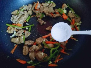 7、#咸味#“以形补形”孜然炒鸡心,加入盐(可以依个人口味调味。)