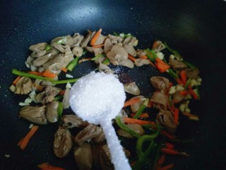 8、#咸味#“以形补形”孜然炒鸡心,加入一勺白砂糖，也可以不放，根据个人喜欢。