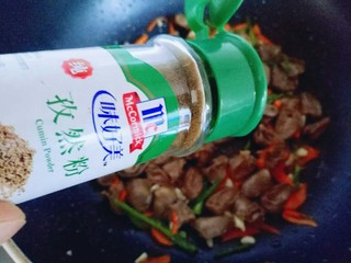 11、#咸味#“以形补形”孜然炒鸡心,加入孜然粉，快速翻炒2分钟出锅。