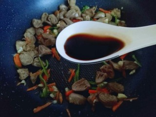 9、#咸味#“以形补形”孜然炒鸡心,加一勺生抽。