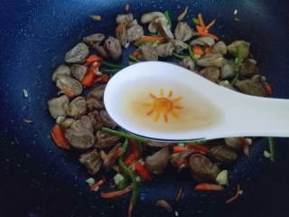 10、#咸味#“以形补形”孜然炒鸡心,再加入一勺料酒。